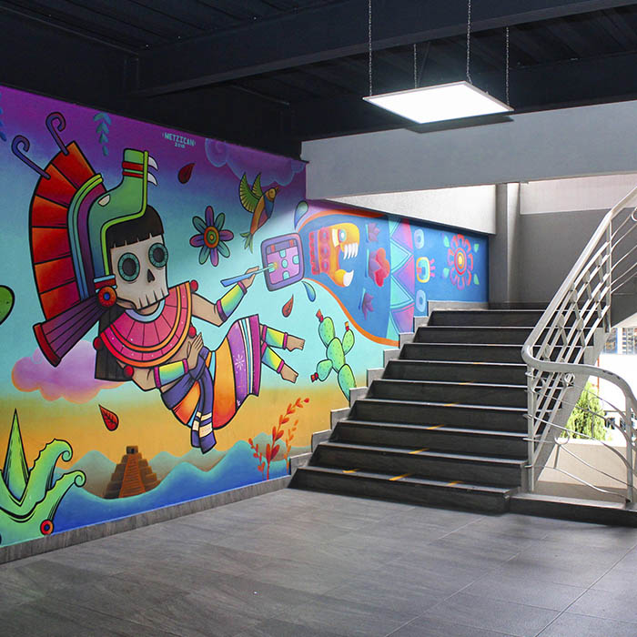 Campus de Universidad IUEM con actividad estudiantil