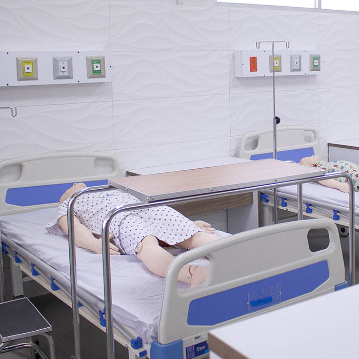 Recorrido de estudiantes por instalaciones de IUEM