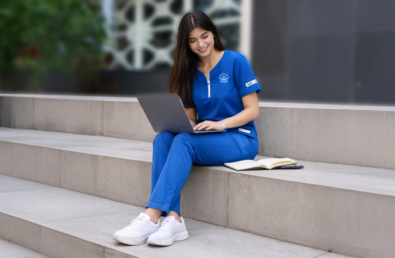 Estudiantes durante actividades de ciencias de la salud en IUEM